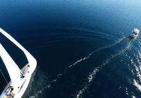 barcha a vela barca a vela e barca a motoree mare blu soleggiato